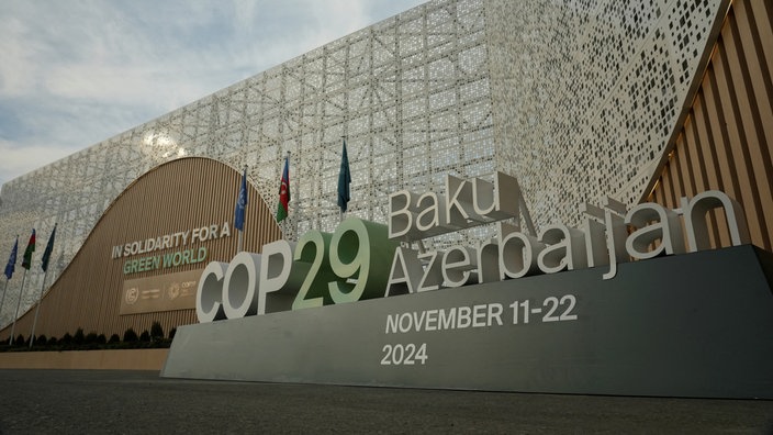 COP29 Klimakonferenz in Baku; vor dem Gebäude steht eine große Installation 