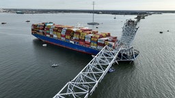 Luftaufnahme der eingestürzten Francis-Scott-Key-Brücke nach einem Zusammenstoß mit einem Frachtschiff in Baltimore, USA