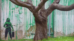 Auf einer Gebäudewand in der Nähe des Finsbury Park im Norden von London ist ein neues Wandbild aufgetaucht. Das Werk wird dem Straßenkünstler Banksy zugeschrieben