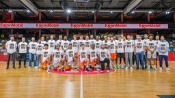 ART Giants Düsseldorf Das Team von RASTA Vechta II und das Team der ART Giants Düsseldorf in einer gemeinsamen Traueraktion bezüglich der 2 verstorbenen Spieler der Düsseldorfer Artem Kozachenko und Volodymyr Yermakov.