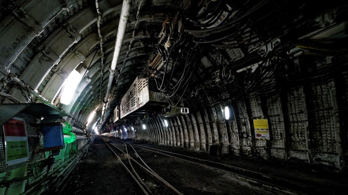 Eine Dieselkatze fährt durch einen Stollen im Bergwerk Prosper Haniel