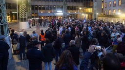 Mehr als 200 Menschen haben sich am Rathaus in Bielefeld schweigend solidarisch mit Israel gezeigt