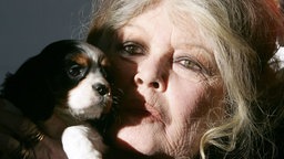 Brigitte Bardot mit gerettem Welpen