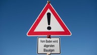 Hinweisschild warnt vor Blaualgen