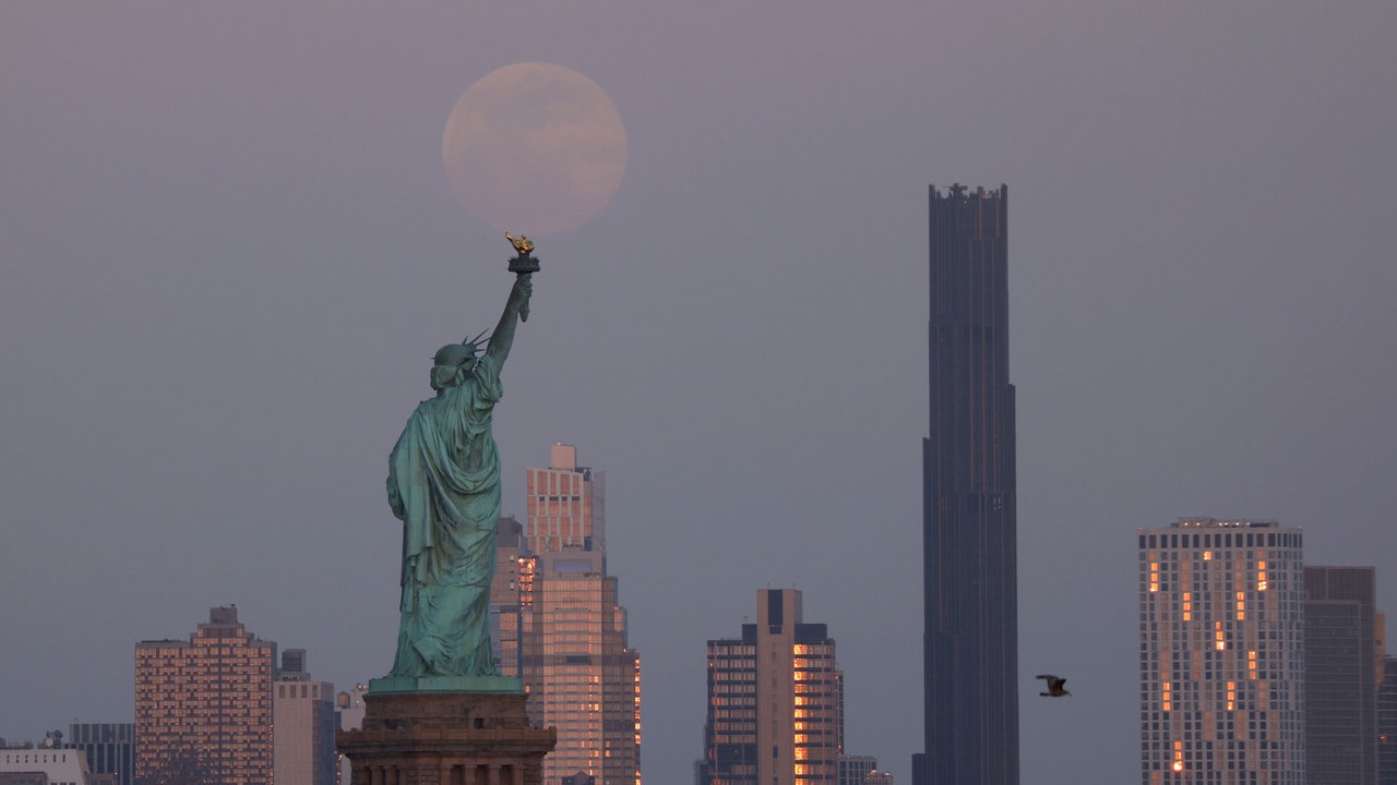 Blutmond in New York über der Freiheitsstatue