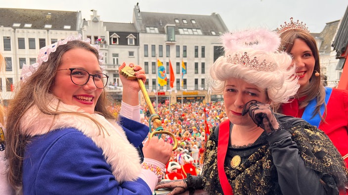 Weiberfastnacht: Wäscherprinzessin Lena I. hat mit List und Charme den Rathausschlüssel der Bonner Oberbürgermeisterin Katja Dörner entrissen.