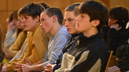 Ernste Gesichter - Schüler bei der bei der Veranstaltung zur Reichspogromnacht am Bonner Beethoven-Gymnasium
