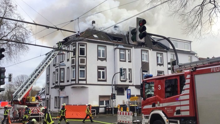 Einsatz der Feuerwehr Bochum bei einem Dachstuhlbrand.