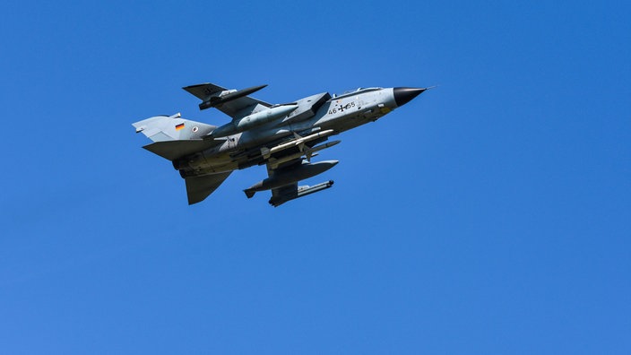 Ein Tornado-Kampfflugzeug der Bundeswehr auf einem Flugplatz