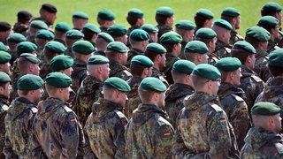 Bundeswehr-Soldaten von hinten