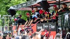  Bayer 04 Leverkusen mit den Fans, Busempfang