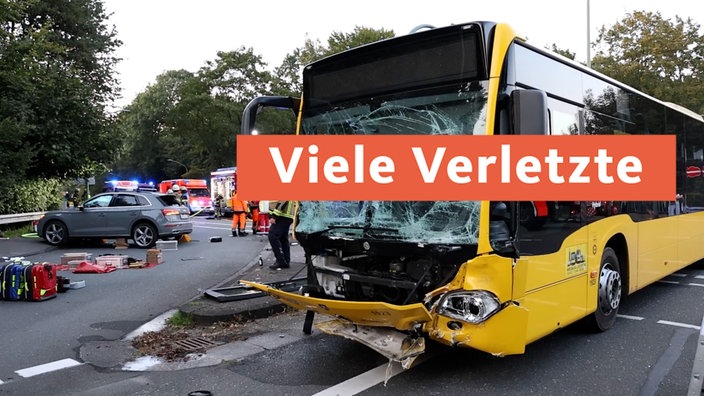 Busunfall mit 23 Verletzten