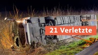 Der verunfallte Reisebus liegt seitlich neben der Fahrbahn