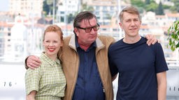 Alma Poeysti, Aki Kaurismaeki und Jussi Vatanen beim Photocall zum Kinofilm Kuolleet lehdet / Fallen Leaves auf dem Festival de Cannes 2023.