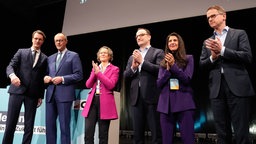 Hendrik Wuest, Friedrich Merz, Ina ScharrenbachJens Spahn, Serap Gueler und Carsten Linnemann auf der Bühne