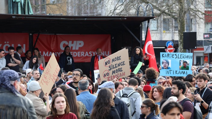 Am Heumarkt in Köln demonstrieren Anhänger der türkischen Partei CHP