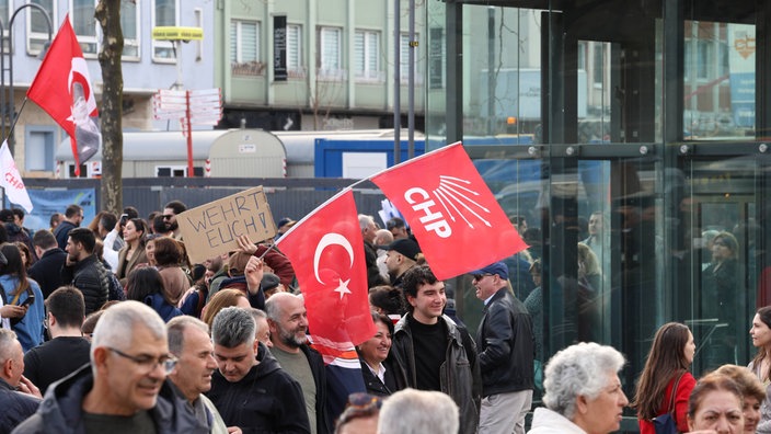 Am Heumarkt in Köln demonstrieren Anhänger der türkischen Partei CHP