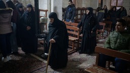 Christen besuchen an Heiligabend die Christmette im griechisch-orthodoxen Kloster Saint Takla in Maaloula