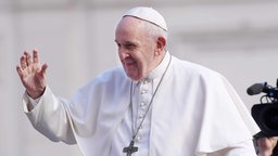 Papst Franziskus I. winkt aus seinem Papamobil 