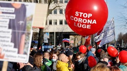 Demonstrierende auf den Straßen Düsseldorfs gegen die Corona-Maßnahmen 