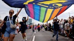 Menschen feiern am Weg der CSD-Parade zwischen Deutzer Brücke und Heumarkt. Ein Wagen von NetCologne nimmt an der Parade teil.