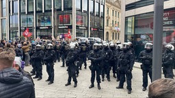 Polizisten betreuen die Demonstration gegen die AfD in Düsseldorf