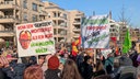 Demonstranten halten Plakate auf der Demonstration in Essen hoch