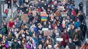 Demonstranten ziehen durch die Kölner Innenstadt