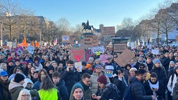 Demonstranten versammeln sich auf dem Heumarkt