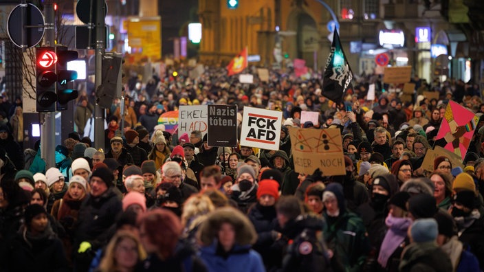 Menschen mit Schildern auf der Demo "Demokratie verteidigen" in Bielefeld