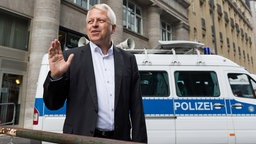 Kölns Polizeipräsident Jürgen Mathies steht am 31.07.2016 am Hauptbahnhof in Köln in Kontakt mit Einsatzkräften