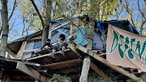 Demonstranten auf einem Baumhaus 