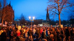 Demonstrierende protestieren auf dem Domplatz in Münster