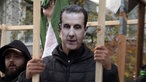 Demonstrant mit Assad-Maske