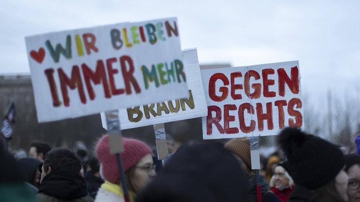 Plakate bei Demo gegen Rechts