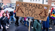 Ein Demonstrant in Köln mit einem Schild "Niemand mag Nazis"