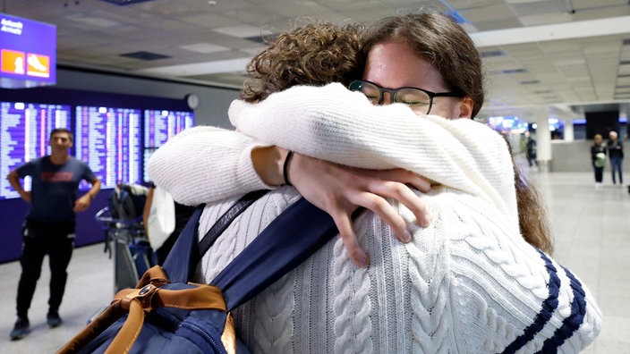 Deutsche aus Israel zurück am Frankfurter Flughafen