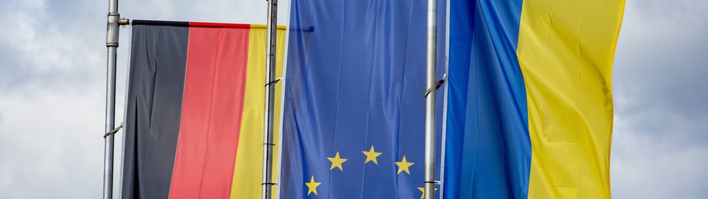 Deutschlandflagge, Eu-Flagge und Ukraineflagge nebeneinander 