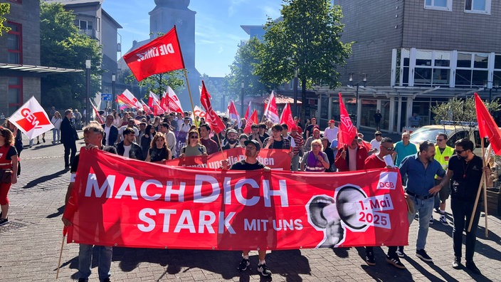 Teilnehmende der DGB-Demo in Remscheid am Tag der Arbeit.