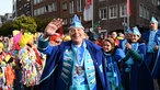 Feierwütige Feiern in Düsseldorf den Straßenkarneval