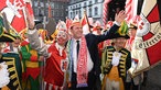 Feierwütige Feiern in Düsseldorf den Straßenkarneval