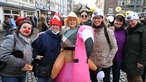 Feierwütige Feiern in Düsseldorf den Straßenkarneval