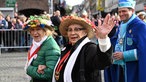 Feierwütige Feiern in Düsseldorf den Straßenkarneval