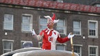 Feierwütige Feiern in Düsseldorf den Straßenkarneval