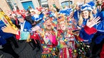 Feierwütige Feiern in Düsseldorf den Straßenkarneval