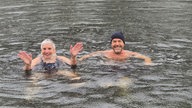 Badende im eiskalten Weiher