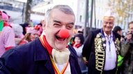 Herbert Reul mit roter Pappnase auf dem Heumarkt in Köln