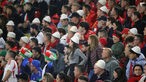 Fans von Albanien mit traditionellen Hüten beim Spiel Italien gegen Albanien