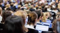 Studierende in einem Hörsaal