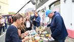 Ein Kamerateam des WDR filmt Besucher an einem Stand in Ennigerloh